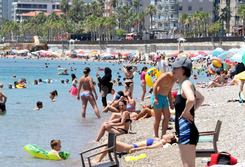 Antalya'da sıcaklık 41 dereceyi buldu, Konyaaltı doldu - Resim: 4